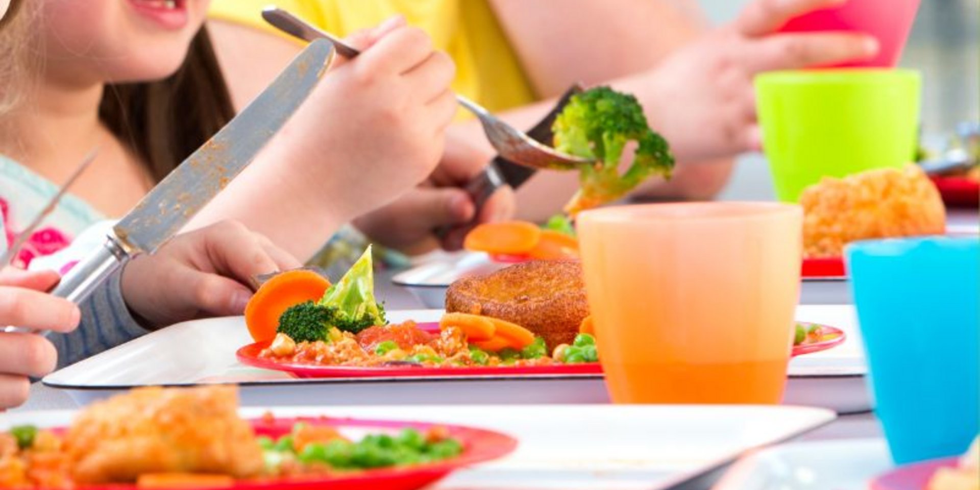 Grundschulkinder beim Mittagessen