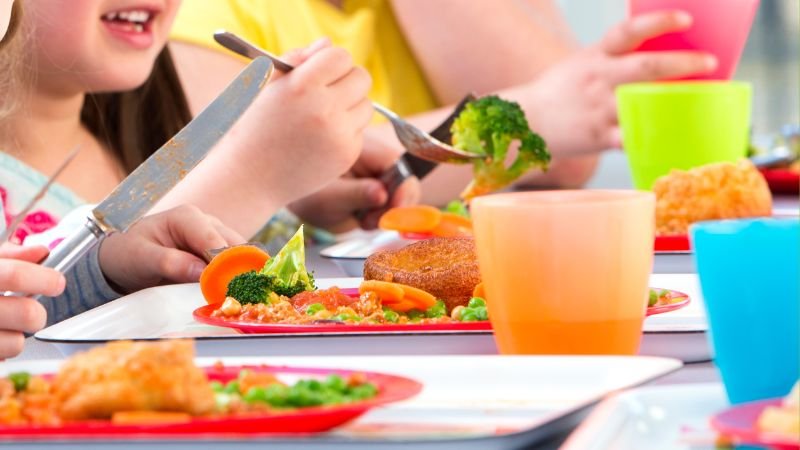 Grundschulkinder beim Mittagessen